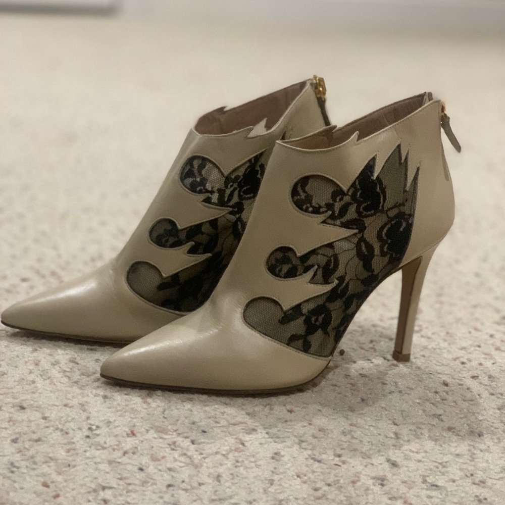 Leather and mesh beige heels